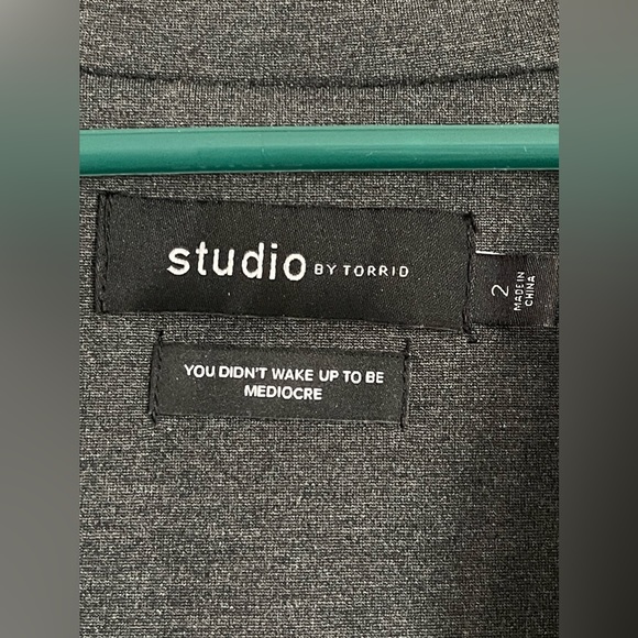Studio by TORRID Dark Gray Blazer with 3/4 Sinched Sleeves, Size 2 - Picture 3 of 3